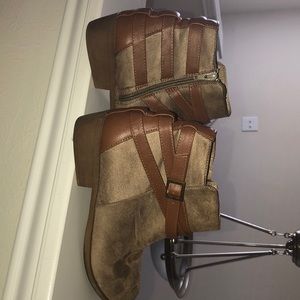 I’m selling Tan/brown madden girl ankle boots